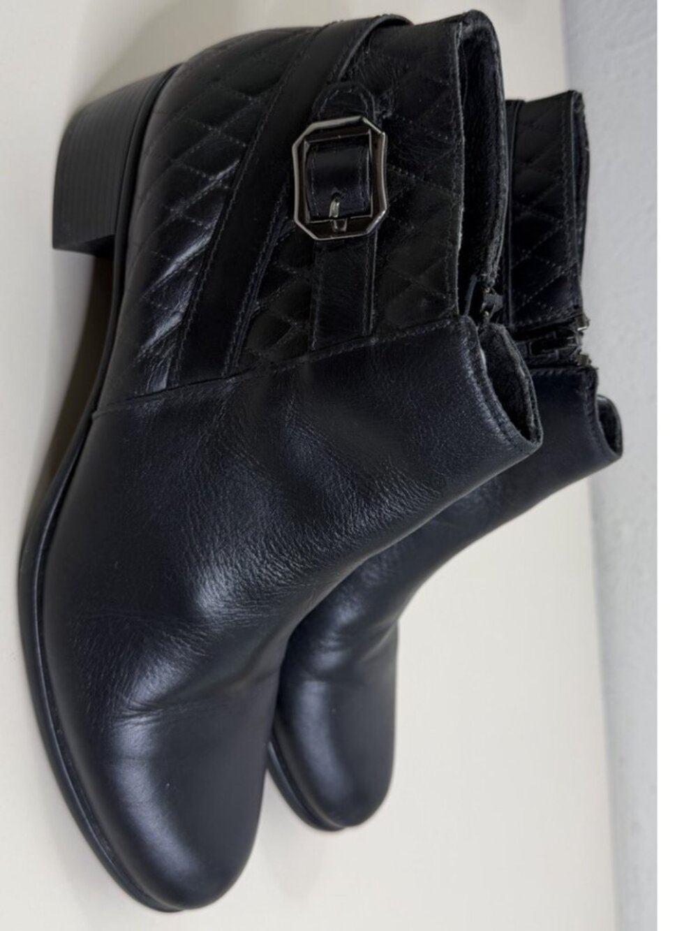 Munro American 3626 Sz 10 M Black Leather Ankle Boots Quilted Side Zip EUC